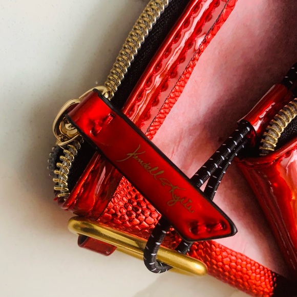 Makeup Gift Set Kendall and Kylie Cosmetic Bag ( 2 pieces) and 4 Items - Picture 2 of 5